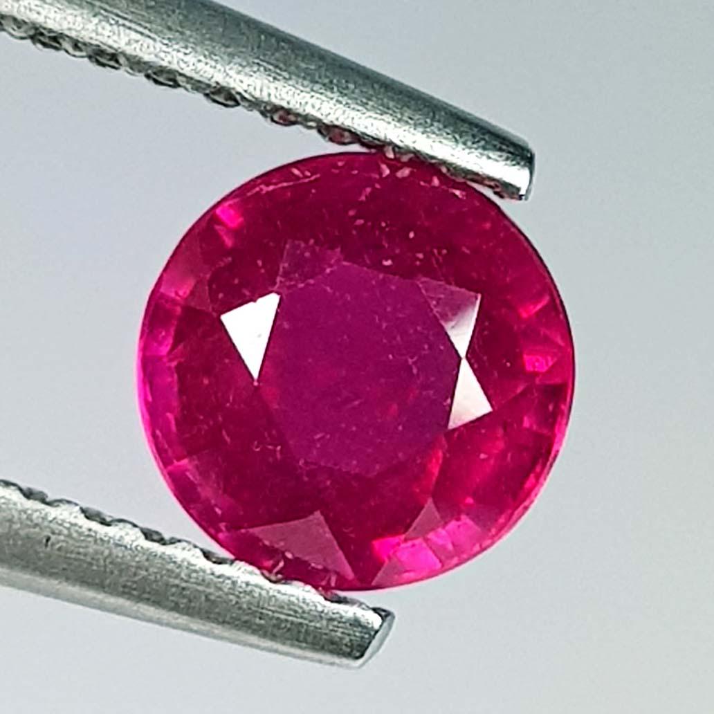 1.20 ct Naural Round Cut Ruby: No Reserve! Title: 1.20 ct Naural Round Cut Ruby Color/Clarity: Red / VVS Gemstone: Ruby Carat Weight: 1.2 Size/Dimensions: 6.00 x 6.00 x 4.00 Additional Information: Round / Burma Shipping: Domes