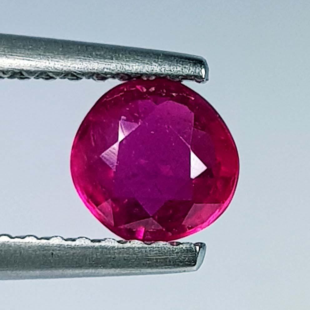 1.09 ct Naural Round Cut Ruby: No Reserve! Title: 1.09 ct Naural Round Cut Ruby Color/Clarity: Red / VVS Gemstone: Ruby Carat Weight: 1.09 Size/Dimensions: 6.20 x 6.20 x 3.20 Additional Information: Round / Burma Shipping: Dome