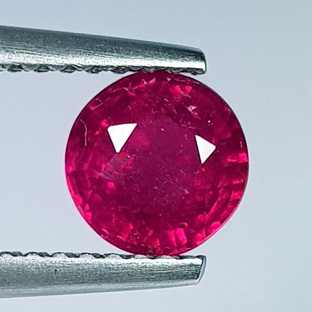 1.10 ct Naural Round Cut Ruby: No Reserve! Title: 1.10 ct Naural Round Cut Ruby Color/Clarity: Red / VVS Gemstone: Ruby Carat Weight: 1.1 Size/Dimensions: 5.80 x 5.80 x 3.80 Additional Information: Round / Burma Shipping: Domes