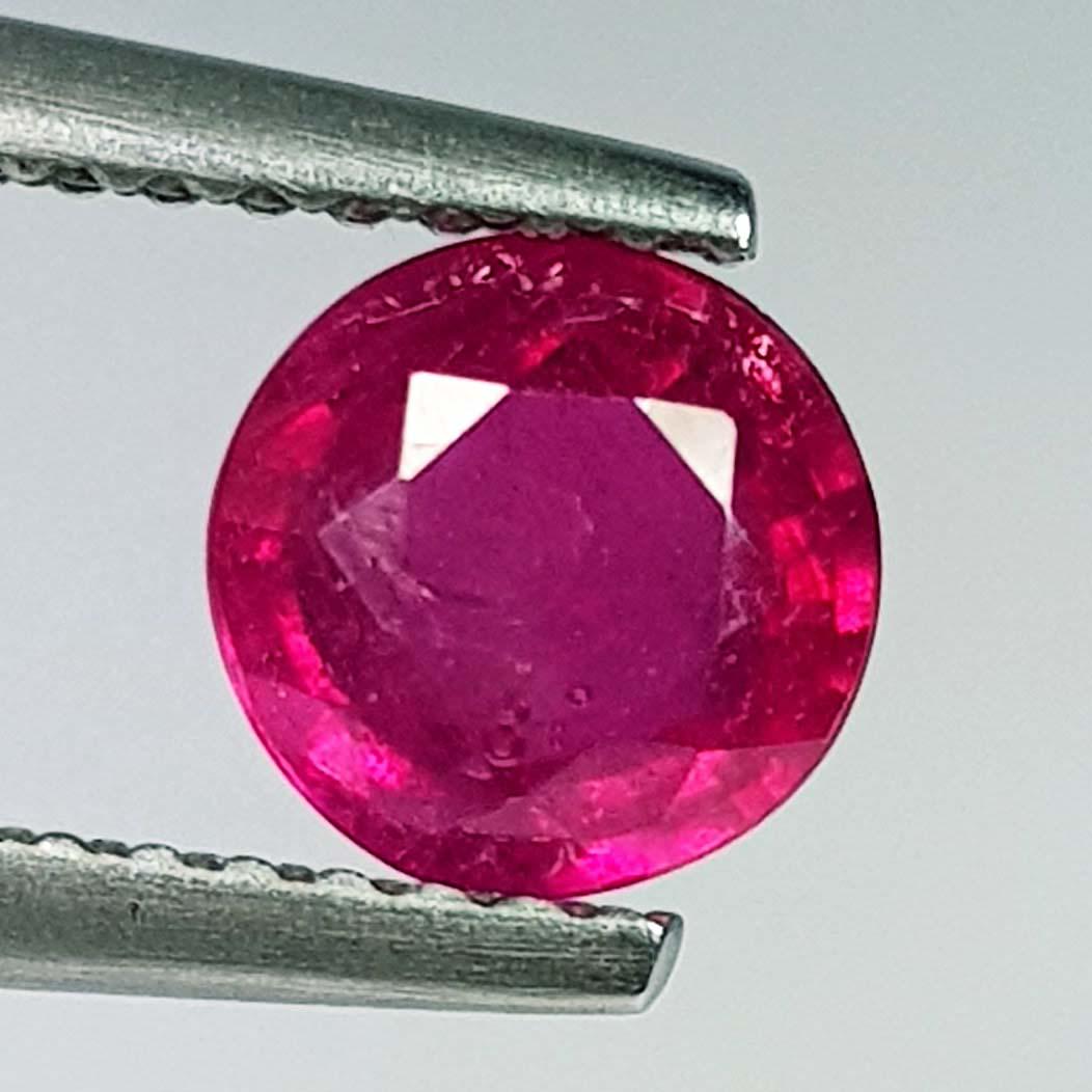 0.90 ct Naural Round Cut Ruby: No Reserve! Title: 0.90 ct Naural Round Cut Ruby Color/Clarity: Red / VVS Gemstone: Ruby Carat Weight: 0.9 Size/Dimensions: 5.50 x 5.50 x 3.10 Additional Information: Round / Burma Shipping: Domes