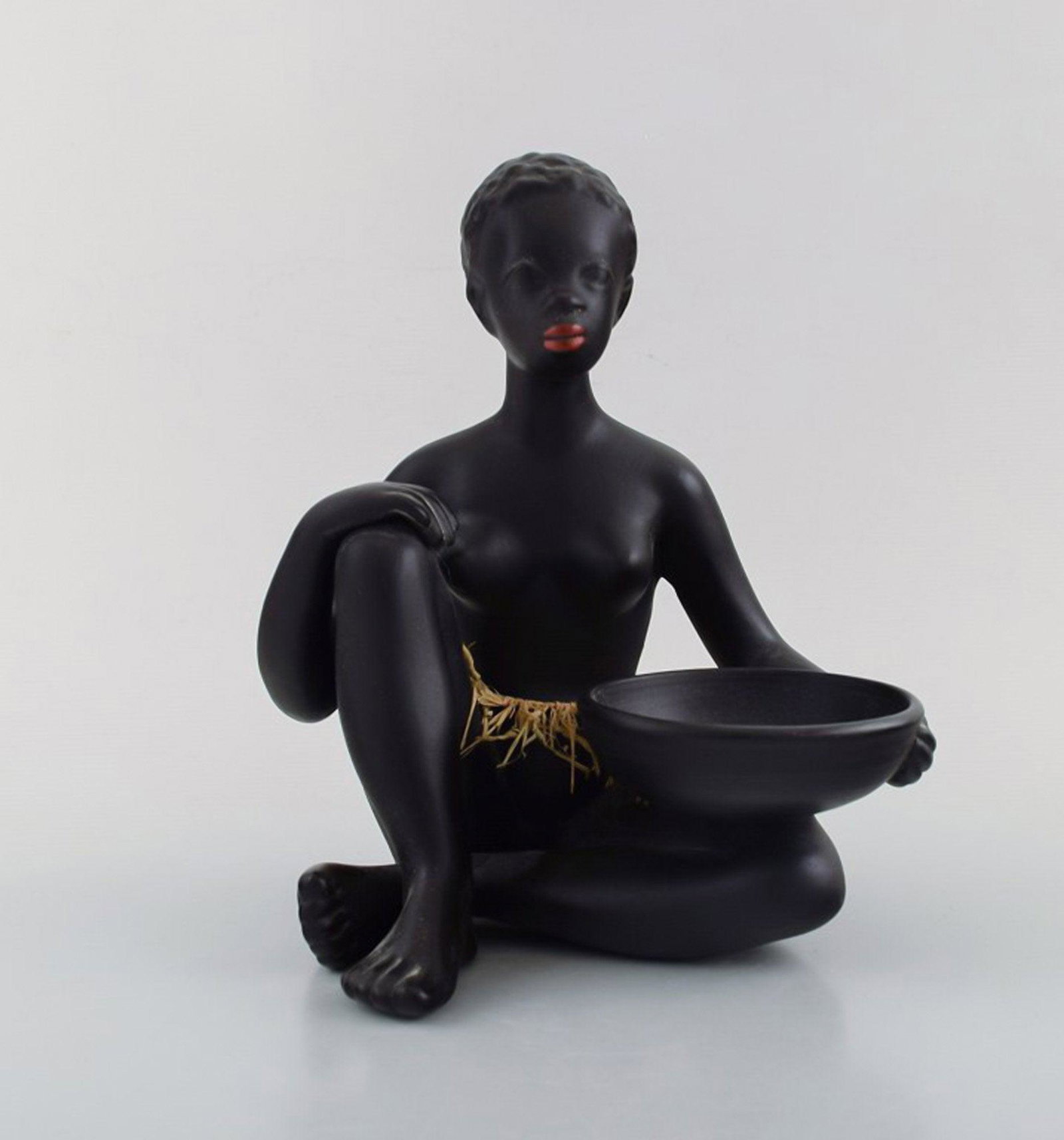 Gmundner Ceramics, Austria. Nude "Negresse" sculpture in black ceramic with grass skirt. 1950's.: Gmundner Ceramics, Austria. Nude "Negresse" sculpture in black ceramic with grass skirt. 1950's. Model number: 2220. In very good condition. Measures: 22 x 20 cm. Stamped. Reserve: $294.00 Shipping: D