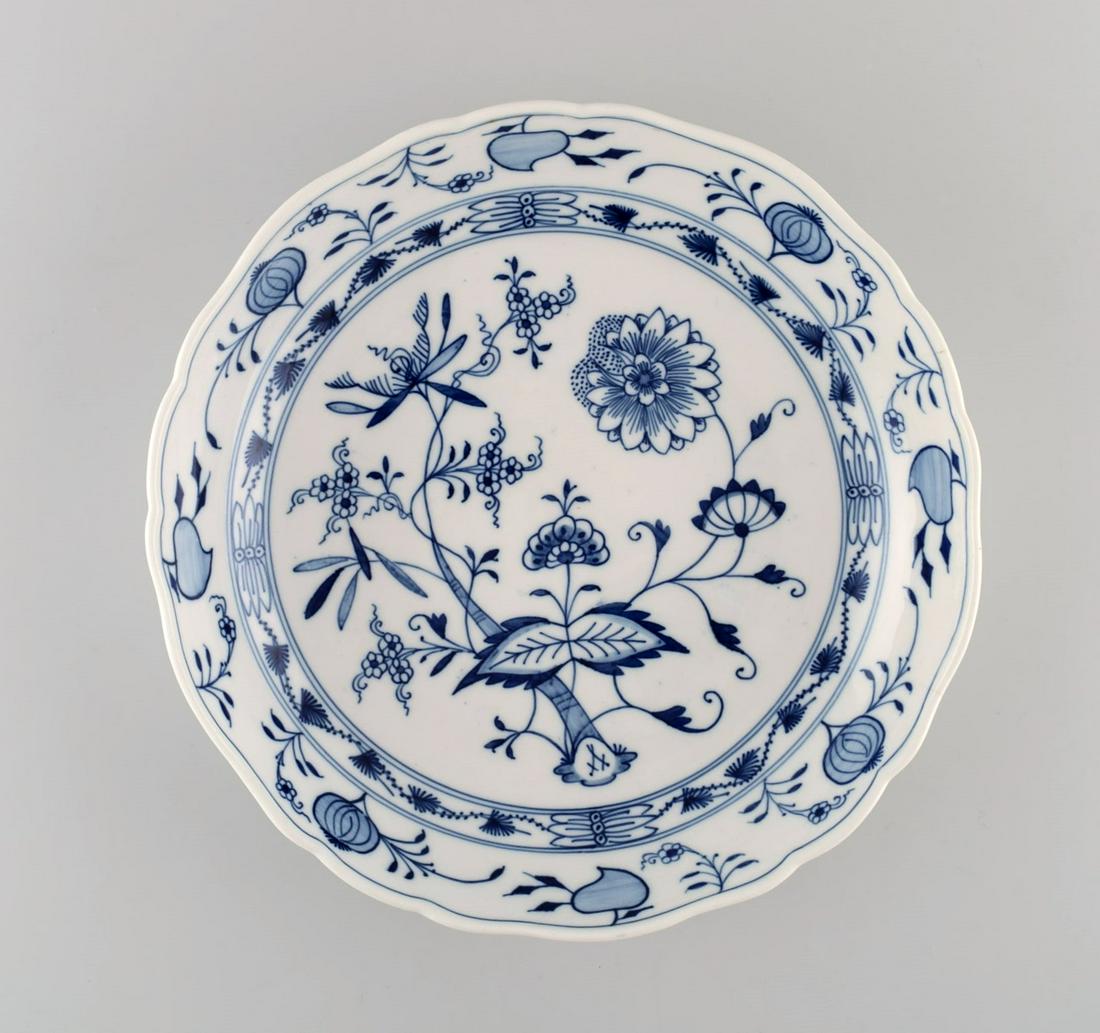 Round Meissen Blue Onion serving dish / bowl in hand-painted porcelain. Approx. 1900. (1 of 5)