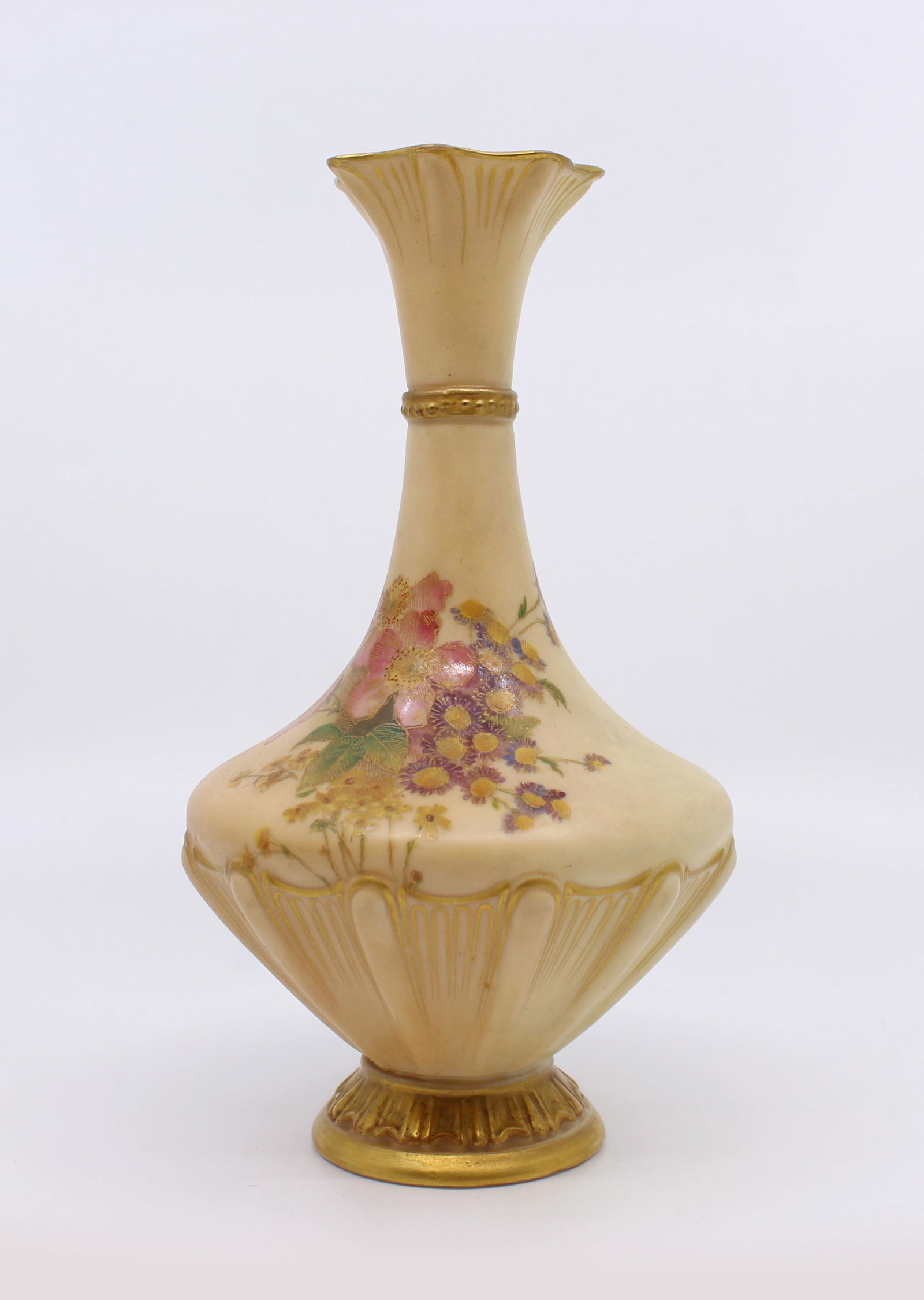 Edwardian Royal Worcester Blush Pattern 1538 Vase 1904: Edwardian Royal Worcester Blush Pattern 1538 Vase 1904 Royal Worcester, Made in England Date 1904 Model Number 1538 Measures 10 x 10 x 18 (height) cm Royal Worcester puce backstamp with date code