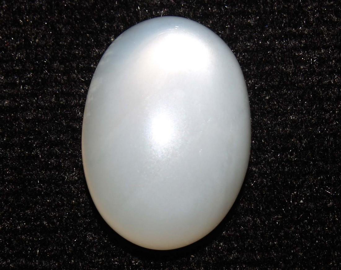 6.39 cts Natural Moonstone: No Reserve! Gemstone : Natural Moonstone Shape and cut : Oval Cabochon Weight : 6.39 carats Measurements : 13.47x10.36x5.42 mm Color : White Transparency : Tranlusent Treatment : No Treatment Origin :