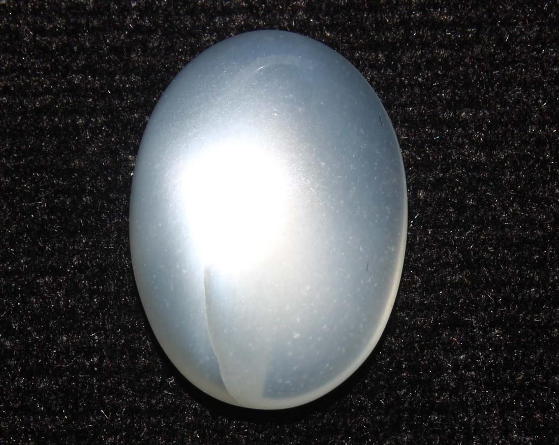 5.31 cts Natural Moonstone: No Reserve! Gemstone : Natural Moonstone Shape and cut : Oval Cabochon Weight : 5.31 carats Measurements : 14.60x10.44x4.75 mm Color : White Transparency : Tranlusent Treatment : No Treatment Origin :