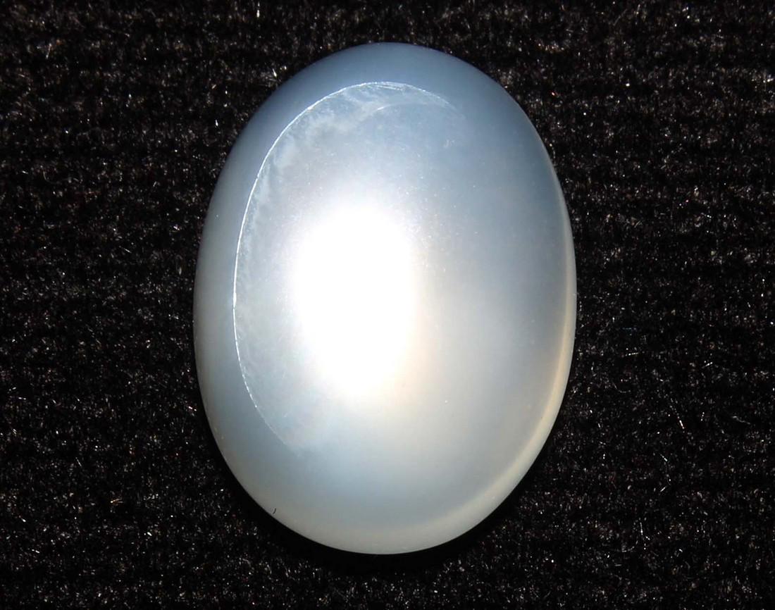 5.30 cts Natural Moonstone: No Reserve! Gemstone : Natural Moonstone Shape and cut : Oval Cabochon Weight : 5.30 carats Measurements : 12.78x9.53x6.07 mm Color : White Transparency : Tranlusent Treatment : No Treatment Origin :