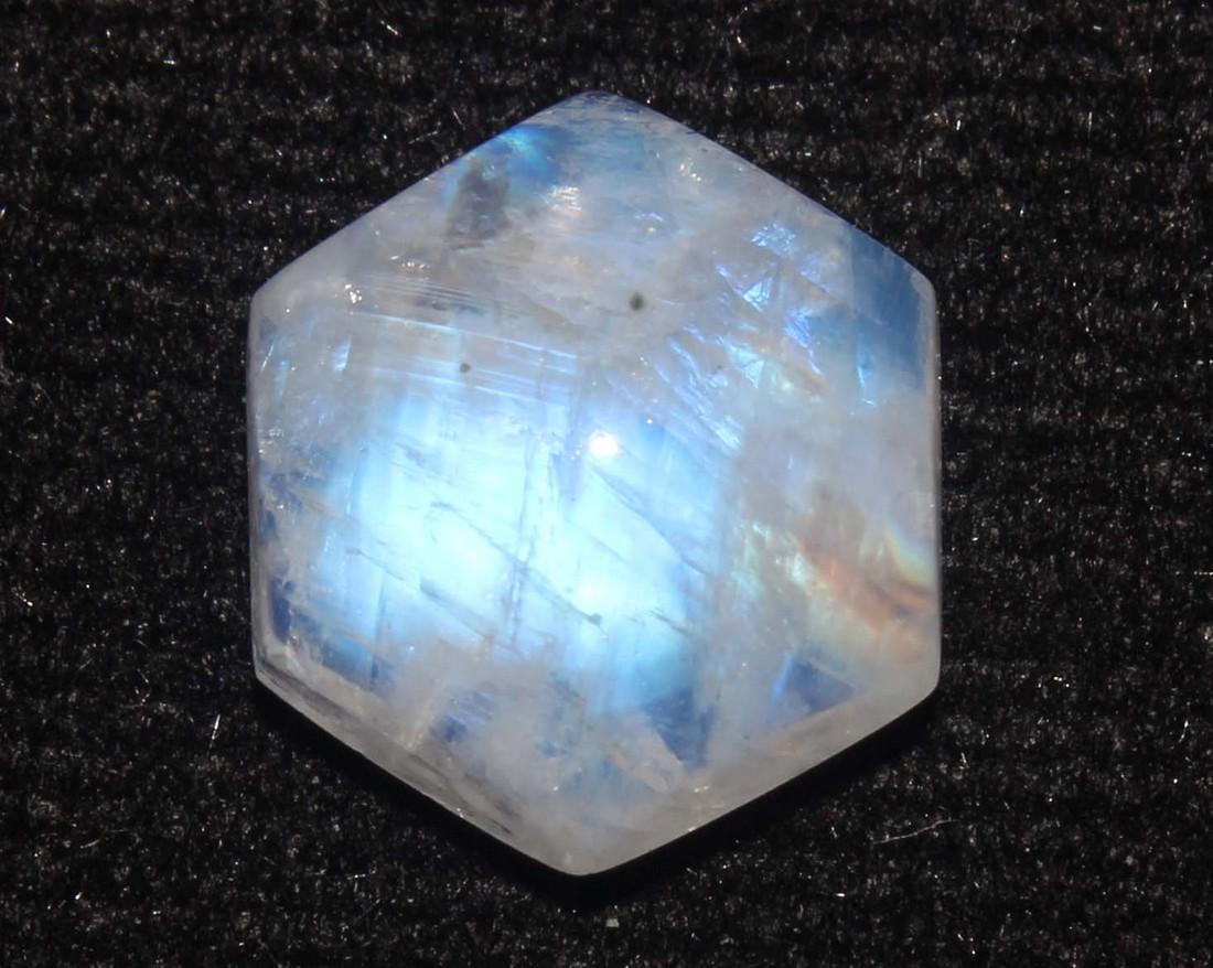 4.65 cts Natural Rainbow Moonstone: No Reserve! Gemstone : Natural Rainbow Moonstone Shape and cut : Hexagon cabochon Weight : 4.65 carats Measurements : 10.29x10.12x5.20 mm Color : White Transparency : Transparent Treatment : No Treatm