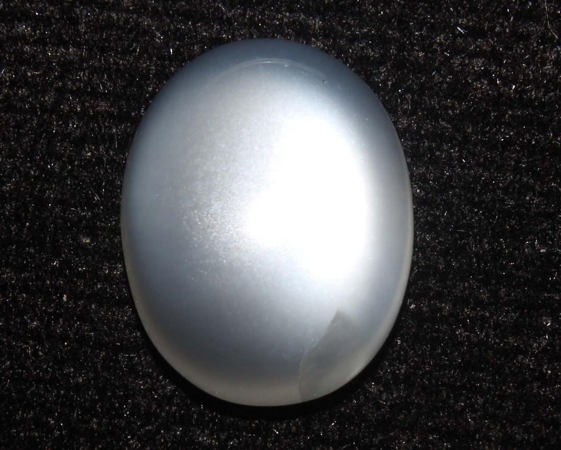 4.47 cts Natural Moonstone: No Reserve! Gemstone : Natural Moonstone Shape and cut : Oval Cabochon Weight : 4.47 carats Measurements : 12.51x9.82x4.61 mm Color : White Transparency : Tranlusent Treatment : No Treatment Origin :