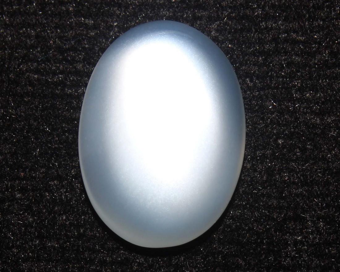 5.08 cts Natural Moonstone: No Reserve! Gemstone : Natural Moonstone Shape and cut : Oval Cabochon Weight : 5.08 carats Measurements : 15.02x10.66x4.04 mm Color : White Transparency : Tranlusent Treatment : No Treatment Origin :