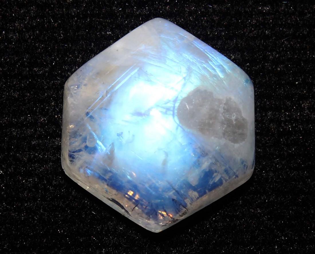 7.19 cts Natural Rainbow Moonstone: No Reserve! Gemstone : Natural Rainbow Moonstone Shape and cut : Hexagon cabochon Weight : 7.19 carats Measurements : 12.27x11.97x5.80 mm Color : White Transparency : Transparent Treatment : No Treatm
