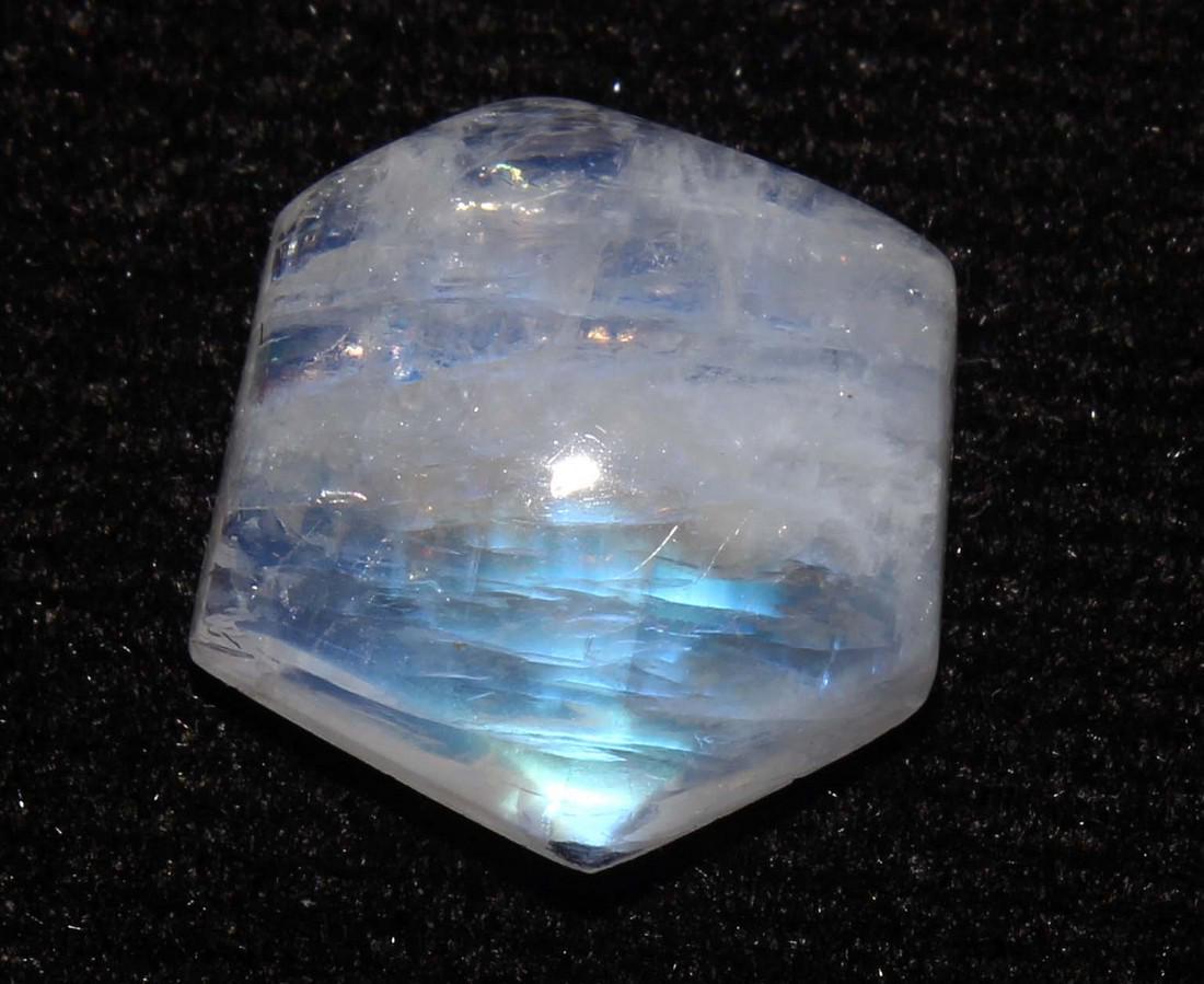 6.56 cts Natural Rainbow Moonstone: No Reserve! Gemstone : Natural Rainbow Moonstone Shape and cut : Hexagon cabochon Weight : 6.56 carats Measurements : 21.07x11.74x5.50 mm Color : White Transparency : Transparent Treatment : No Treatm