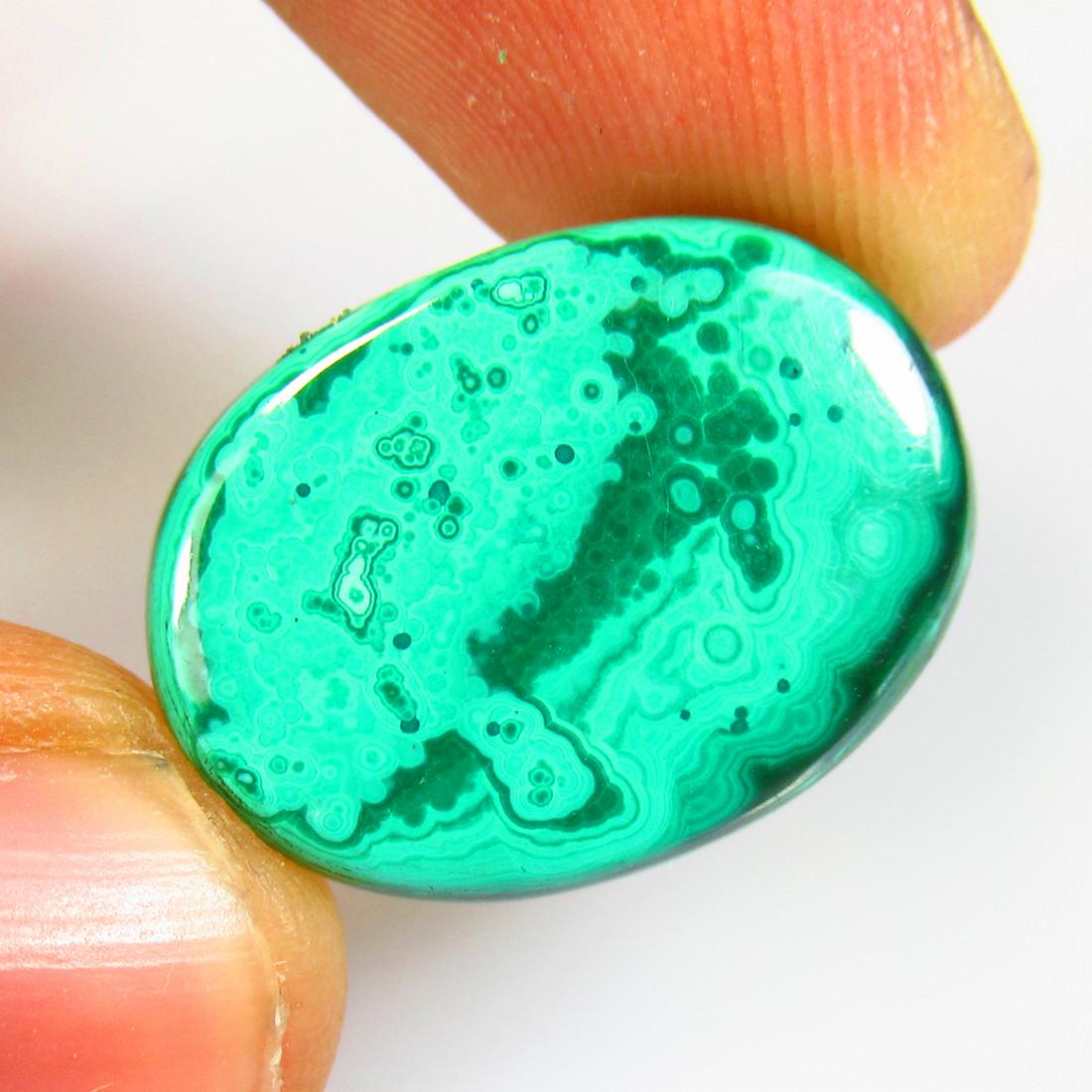 17.50 Ctw Natural Green Malachite Oval Cab: No Reserve! Title: 17.50 Ctw Natural Green Malachite Oval Cab Stone Clarity: Opaque Gemstone: Natural Malachite Carat Weights: 17.50 Size/Dimensions: 22.00 x 16.00 x 13.90 mm Additional Info: Nice Ova