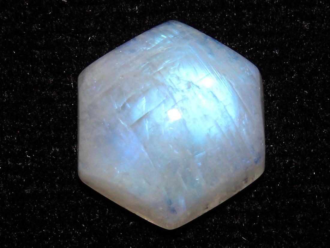 4.73 cts Natural Rainbow Moonstone: No Reserve! Gemstone : Natural Rainbow Moonstone Shape and cut : Hexagon cabochon Weight : 4.73 carats Measurements : 10.18x10.27x5.52 mm Color : White Transparency : Transparent Treatment : No Treatm