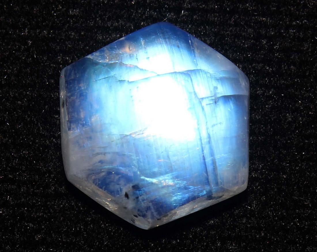 7.16 cts Natural Rainbow Moonstone: No Reserve! Gemstone : Natural Rainbow Moonstone Shape and cut : Hexagon cabochon Weight : 7.16 carats Measurements : 12x12 mm Color : Colorless Transparency : Transparent Treatment : No Treatment Ori
