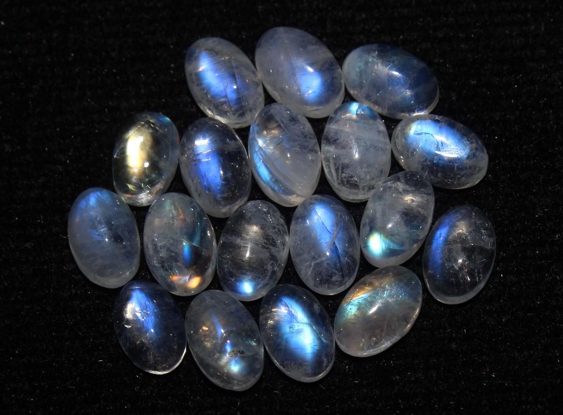 10.31 cts Natural Rainbow Moonstone Lot: No Reserve! Gemstone : Natural Rainbow Moonstone Shape and cut : Oval cabochon Weight : 10.31 carats Measurements : 5x5 mm Number of Stone : 18 Color : Colorless Transparency : Transparent Treatment :