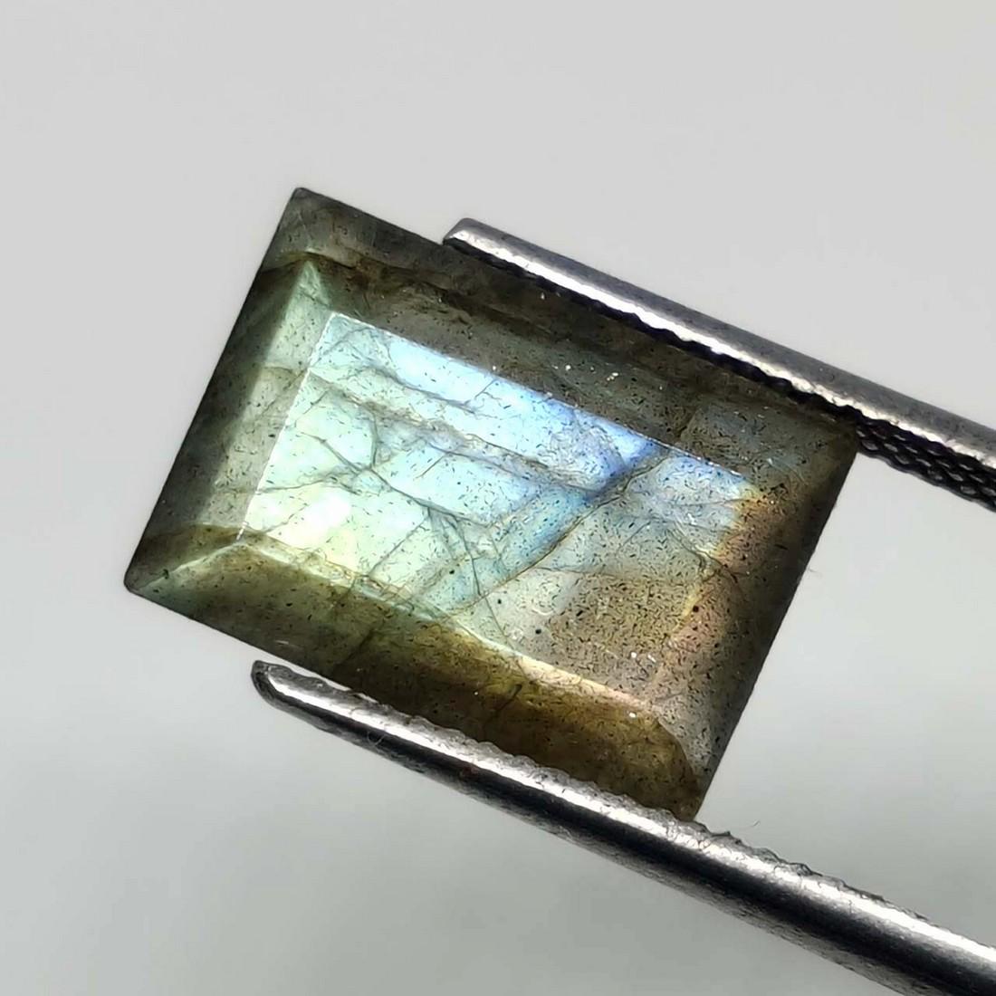 6 ct Natural Faceted Labradorite: No Reserve! Title: 6 ct Natural Faceted Labradorite Additional Information: Gemstones: Labradorite Carat Weights: 6 ct Size/Dimensions: 14 X 10 X 5.6 mm Origin : Labrador Materials & Techniques: Labra