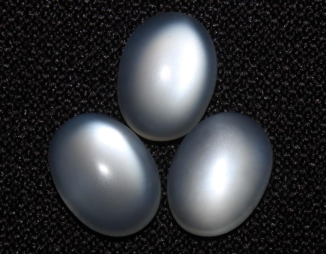 11.33 cts Natural Moonstone Lot: No Reserve! Gemstone : Natural Moonstone Shape and cut : Oval Cabochon Weight : 11.33 carats Measurements : 12x9 mm Number Of Stone : 3 Color : White Transparency : Translucent Treatment : No Treatmen