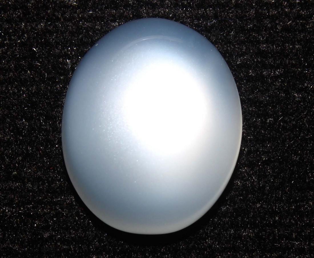 6.56 cts Natural Moonstone: No Reserve! Gemstone : Natural Moonstone Shape and cut : Oval Cabochon Weight : 6.56 carats Measurements : 13.58x11.16x5.61 mm Color : White Transparency : Tranlusent Treatment : No Treatment Origin :