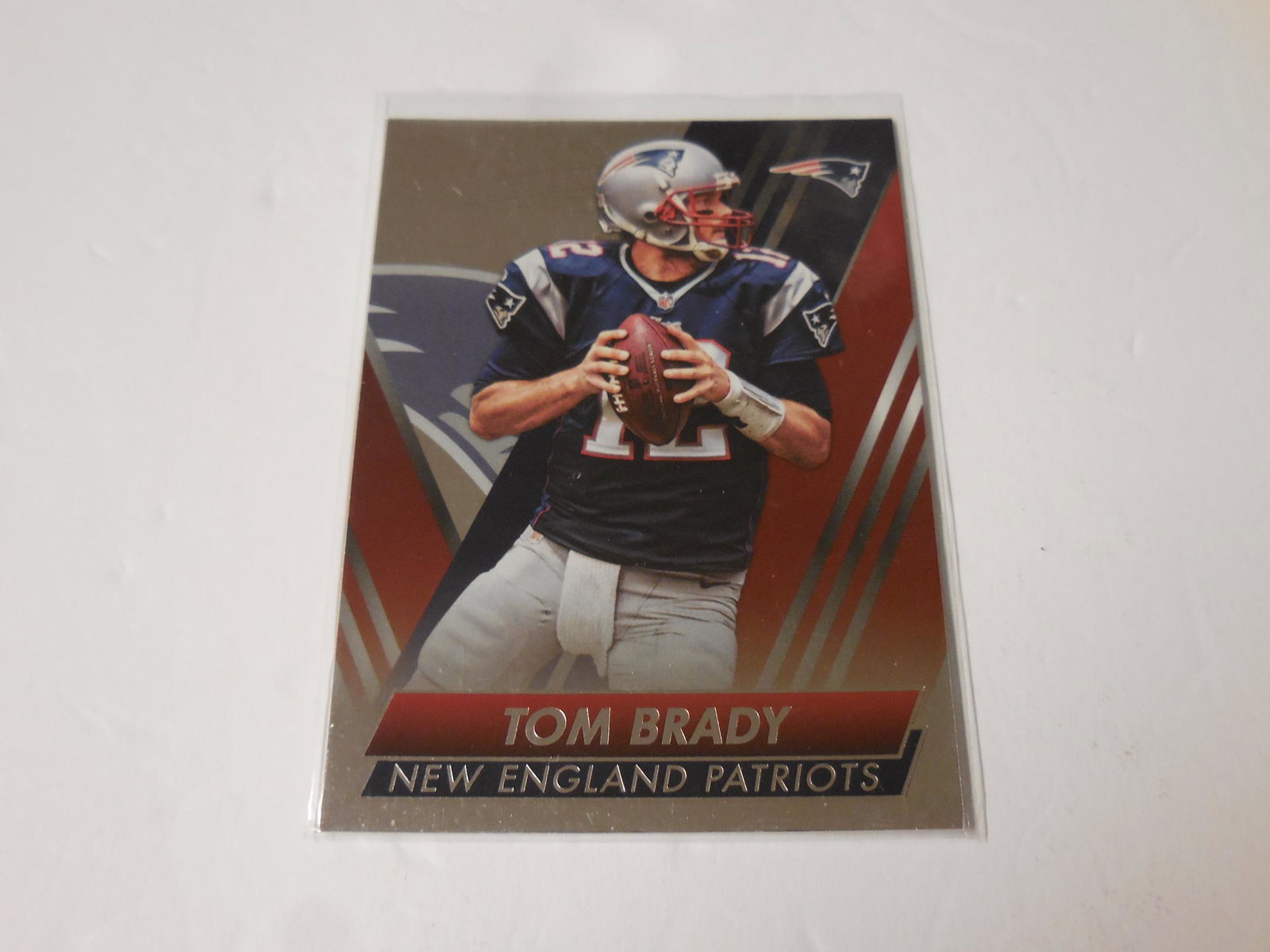 2014 PANINI ABSOLUTE TOM BRADY HOLO: 2014 PANINI ABSOLUTE TOM BRADY HOLOFOIL NEW ENGLAND PATRIOTS THIS IS A WONDERFUL CARD FOR ANY COLLECTOR. THIS CARD COMES WITH SLEEVE AND TOP LOADER. PLEASE CHECK PHOTOS TO HELP DETERMINE THE CONDITION