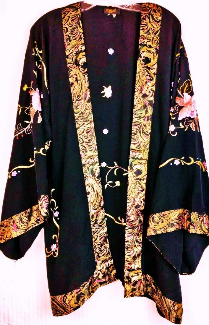 Vtg Embroidered Silk Floral Chinese Export Kimono Duster: Vintage from the 1960s Materials: Silk Kimono, Silk Embroidery, Cinese Export Size: xl us women's letter Description A Stunner Silk Kimono with Floral Embroidery and Gold Lame Design. In very good vin