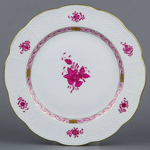 Herend Chinese Bouquet Raspberry Round Serving Platter #527/AP: Herend Chinese Bouquet Raspberry Round Serving Platter Manufacturer: Herend Porcelain Manufactory (Hungary) Quality: Handpainted, 1st class Pattern: Chinese Bouquet Raspberry (AP) Condition: 