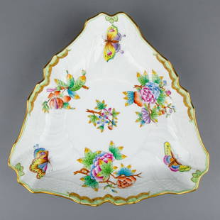 Herend Queen Victoria Triangle Dish #1191/VBO: Herend Queen Victoria Triangle Dish Manufacturer: Herend Porcelain Manufactory (Hungary) Quality: Handpainted, 1st class Pattern: Queen Victoria (VBO) Condition: Pre-owned, in excellent