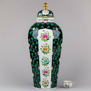 Herend Siang Noir Black Dynasty Huge Lidded Octagonal Vase #6573/SN: Herend Siang Noir Black Dynasty Huge Lidded Octagonal Vase Manufacturer: Herend Porcelain Manufactory (Hungary) Quality: Handpainted, 1st class, MASTERPIECE Pattern: Siang Noir (SN) Condition: E