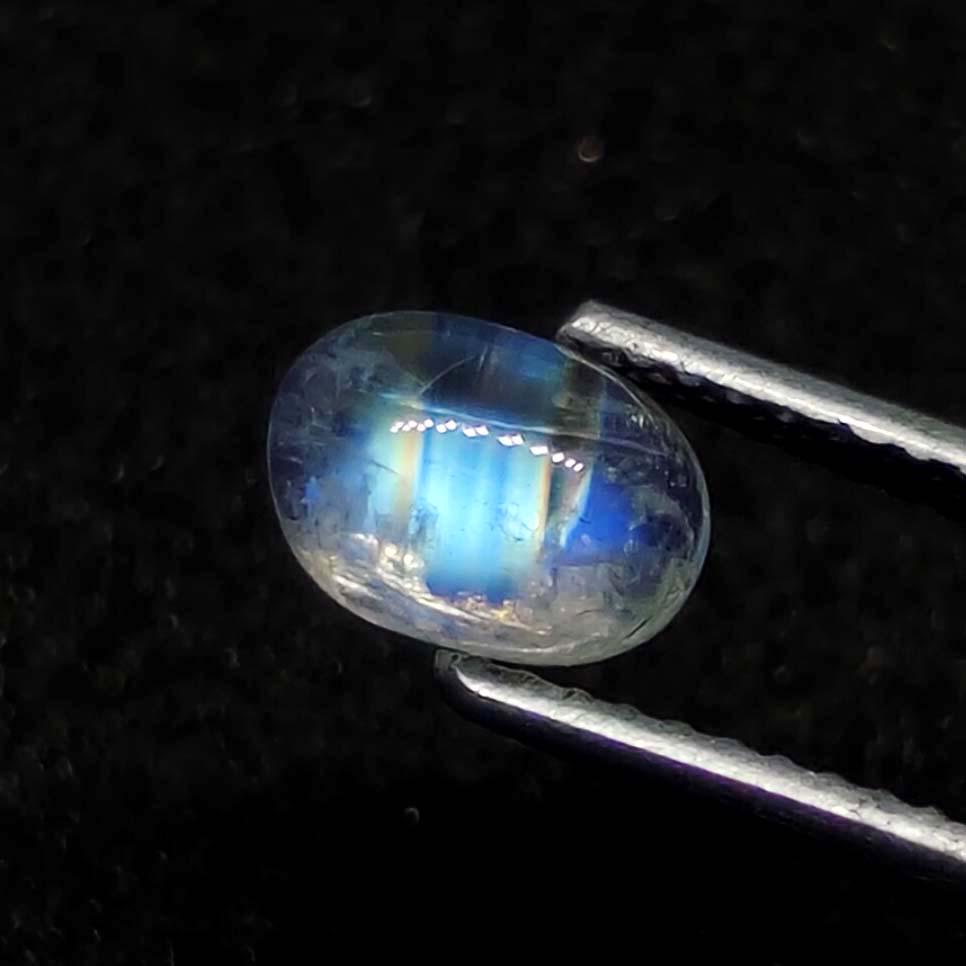 0.95 ct Natural White Rainbow Moonstone: No Reserve! Title: 0.95 ct Natural White Rainbow Moonstone Additional Information: Gemstones: Rainbow Moonstone Carat Weights: 0.95 ct Size/Dimensions:6 X 5 X 3 mm Origin : India Materials & Technique
