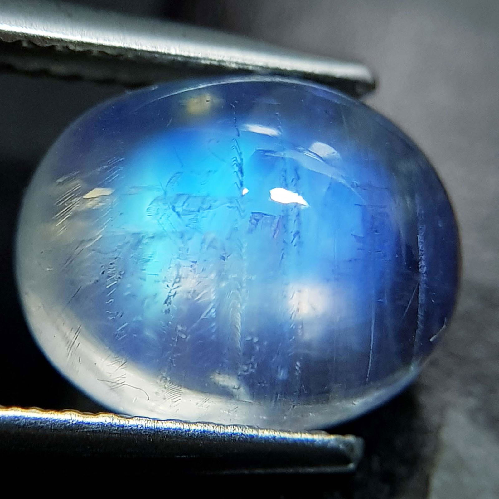 4.65 ct Natural Royal Blue Moonstone: No Reserve! Title: 4.65 ct Natural Royal Blue Moonstone Color/Clarity: Blue / VS Gemstones: Moonstone Carat Weight: 4.65 Size/Dimensions: 11.10 x 9.00 x 5.80 Additional Information: Oval / India Shipp