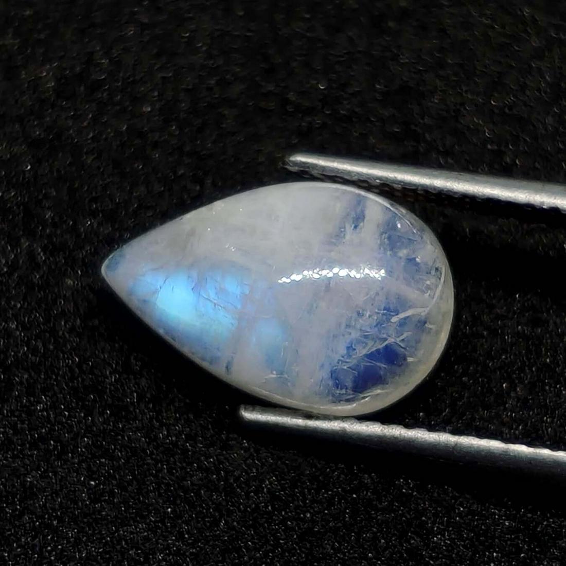 2.75 ct Natural White Rainbow Moonstone: No Reserve! Title: 2.75 ct Natural White Rainbow Moonstone Additional Information: Gemstones: Rainbow Moonstone Carat Weights: 2.75 ct Size/Dimensions:11 X 7 X 4 mm Origin : India Materials & Techniqu