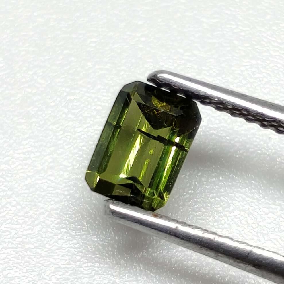 0.90 ct Natural Tourmaline: No Reserve! Title: 0.90 ct Natural Tourmaline Additional Information: Gemstones: Tourmaline Carat Weights: 0.90 ct Size/Dimensions: 6 X 4 X 4 mm Materials & Techniques: Tourmaline Weight Unit: Ct Ship