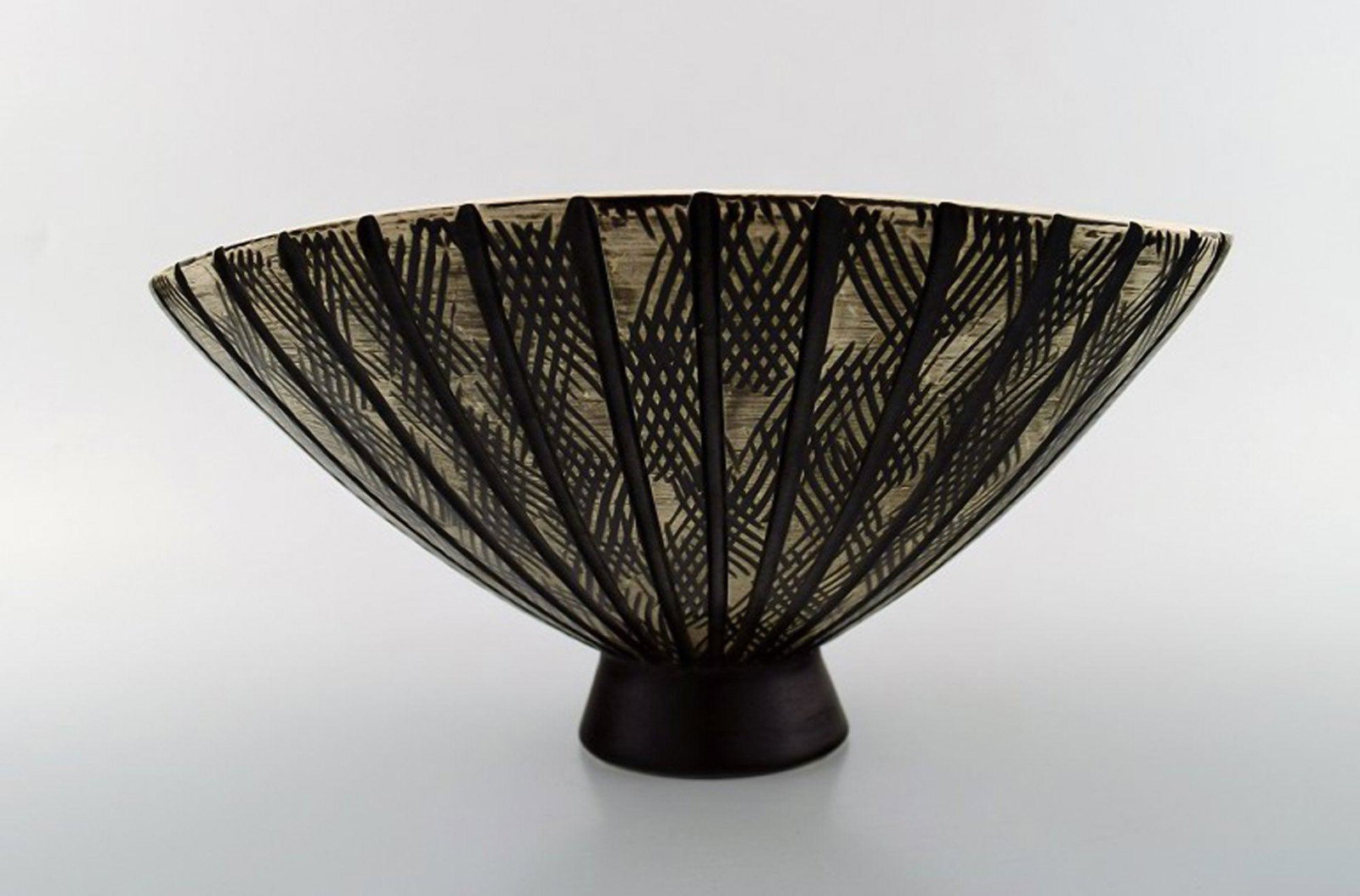 Mari Simmulson for Upsala-Ekeby ceramic dish / bowl.: Title: Mari Simmulson for Upsala-Ekeby ceramic dish / bowl. Additiona Information: Mari Simmulson for Upsala-Ekeby ceramic dish / bowl. In perfect condition. 1950s / 60s. Measures 25 x 13.5 cm. Stampe