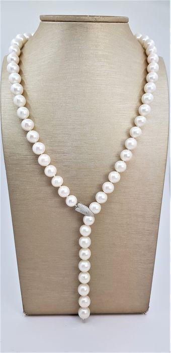 A beautiful necklace of white Freshwater pearls completed with an elegant clasp in solid silver. The (1 of 10)