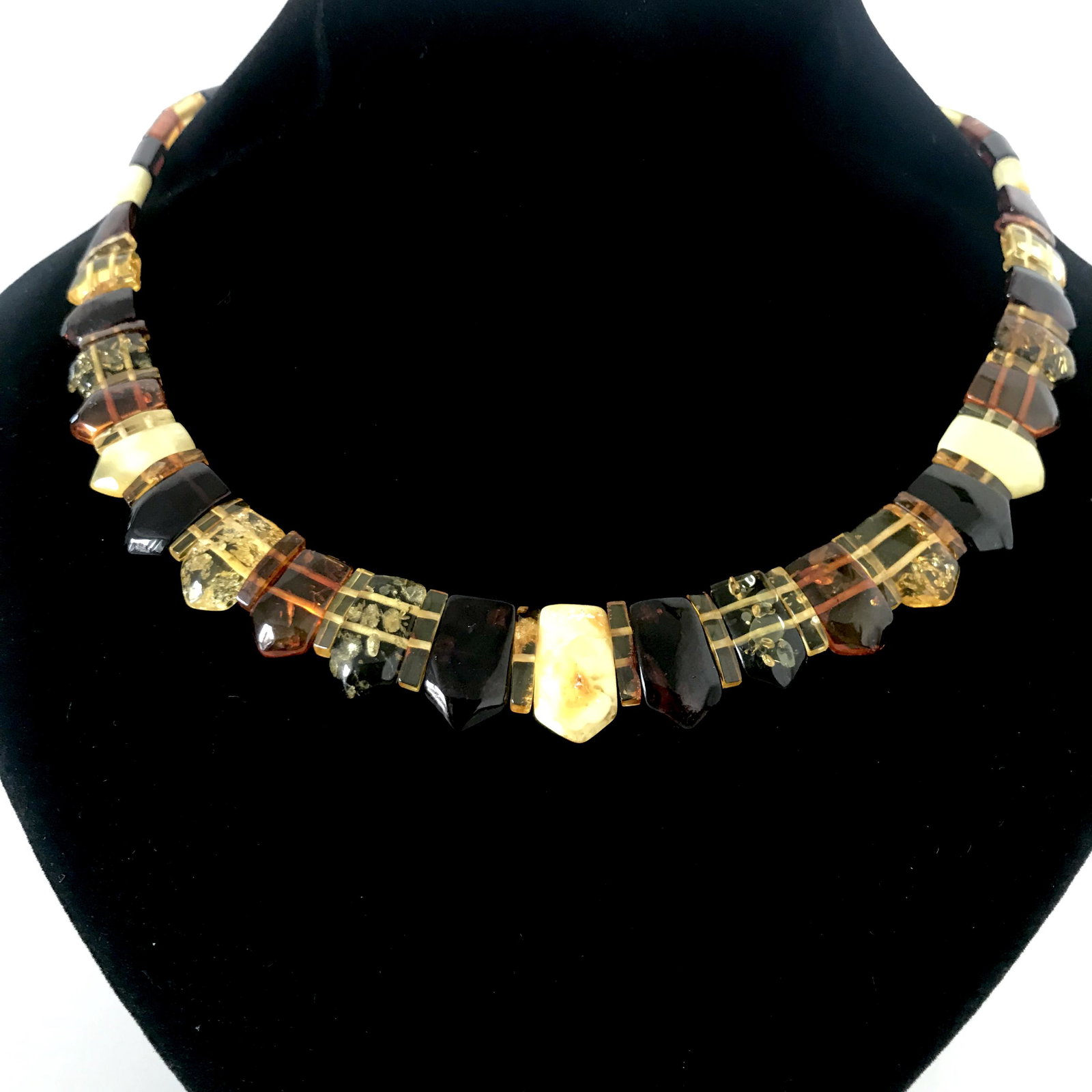 Beautiful Amber Cleopatra necklace: Title: Beautiful Amber Cleopatra necklace Metal: None Gemstones: Amber Weight: 13.8 g Size: Size: 17.0 x 4.5 x 470.0 mm Size: 0.669 x 0.177 x 18.504 inches Made of: Whole Stone Additional Information: