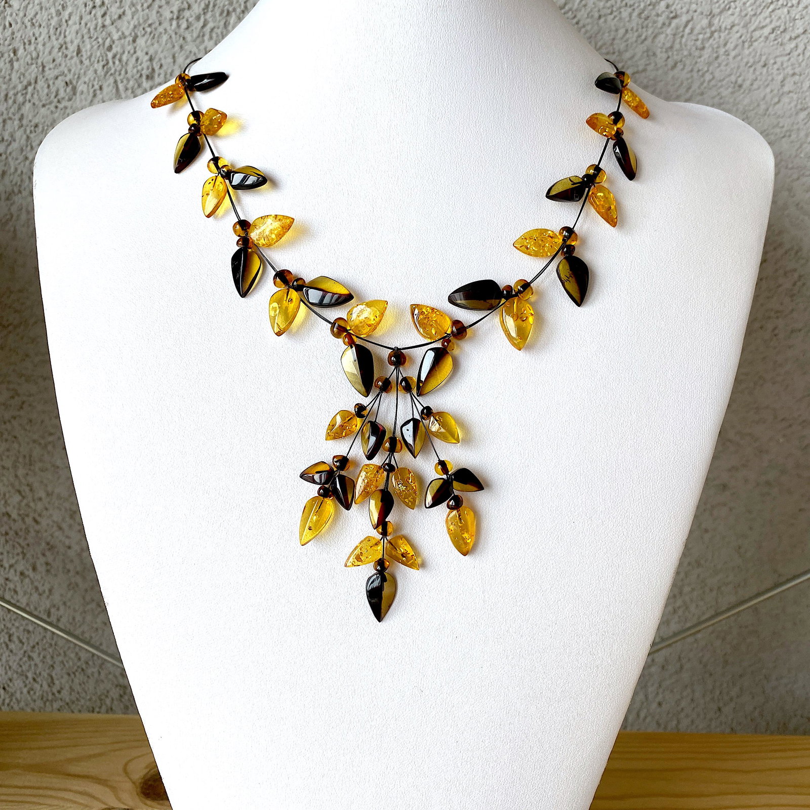 Stunning Amber Floral Necklace made from leaf like bead ornaments: Title: Stunning Amber Floral Necklace made from leaf like bead ornaments Metal: None Gemstones: Amber Weight: 12.9 g Size: Size: 30.0 x 500.0 x 10.0 mm Size: 1.181 x 19.685 x 0.394 inches Made of: Who