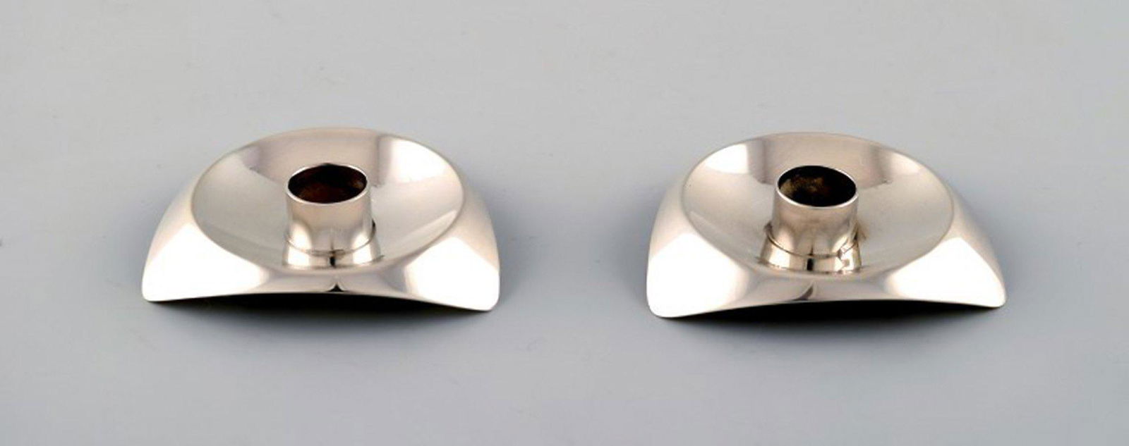 Bent Knudsen (Denmark), a pair of danish modernist candlesticks in sterling silver. 1960's.: Title: Bent Knudsen (Denmark), a pair of danish modernist candlesticks in sterling silver. 1960's. Description: Model number 1050. Bent Knudsen (Denmark), a pair of danish modernist candlesticks in st