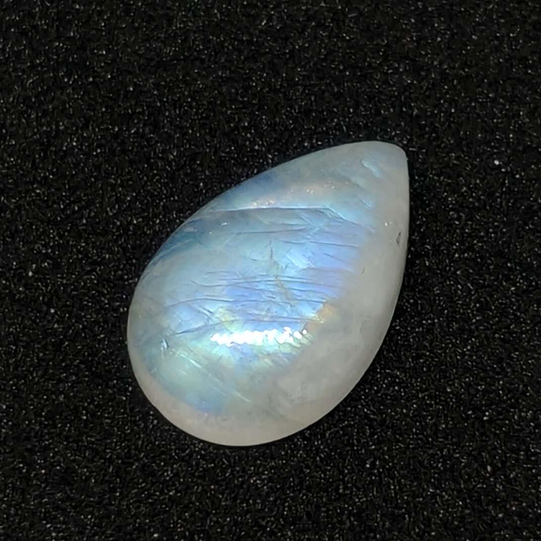 3.05 ct Natural White Rainbow Moonstone: No Reserve! Title: 3.05 ct Natural White Rainbow Moonstone Additional Information: Gemstones: Rainbow Moonstone Carat Weights: 3.05 ct Size/Dimensions:12 X 8 X 4.5 mm Origin : India Materials & Techni