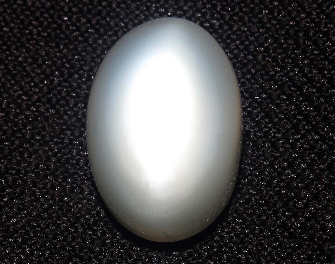 5.55 cts Natural Moonstone: No Reserve! Gemstone : Natural Moonstone Shape and cut : Oval Cabochon Weight : 5.55 carats Measurements : 16.65x11.76x9.99 mm Colour : White Transparency : Opaque Treatment : No Treatment Origin : In