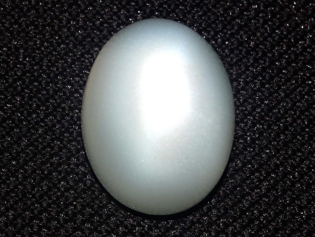 17.48 cts Natural Moonstone: No Reserve! Gemstone : Natural Moonstone Shape and cut : Oval Cabochon Weight : 17.48 carats Measurements : 17.44x13.48x10.40 mm Colour : White Transparency : Opaque Treatment : No Treatment Origin :