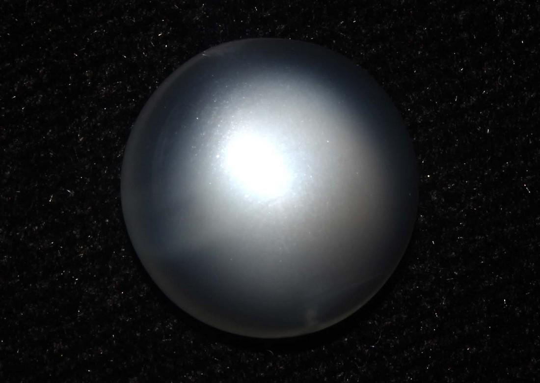 5.01 cts Natural Moonstone: No Reserve! Gemstone : Natural Moonstone Shape and cut : Round Cabochon Weight : 5.01 carats Measurements : 12x12 mm Colour : White Transparency : Transpareny Treatment : No Treatment Origin : India C