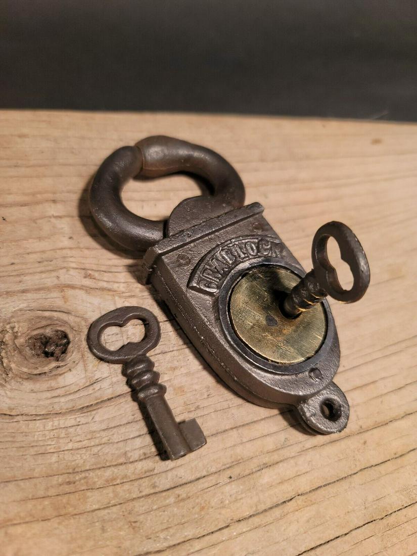 Wrought Iron Trunk Chest Box Crab Lock Key Padlock (1 of 12)