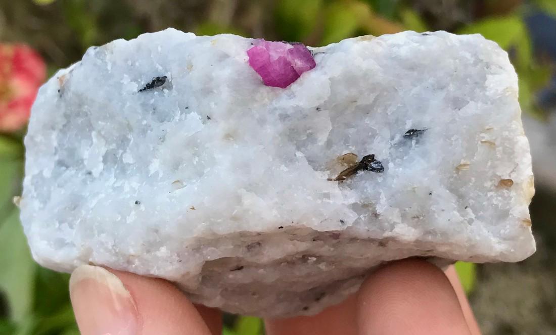 760 Carats Museum Grade Damage Free Deep Red Ruby Beryl Corundum Specimen: Title: 760 Carats Museum Grade Damage Free Deep Red Ruby Beryl Corundum Specimen Origin: Afghanistan Treatment: 760 Carats Museum Grade Damage Free Deep Red Ruby Beryl Corundum Specimen Treatment: Non
