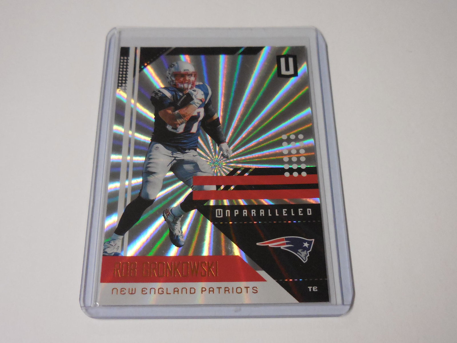 18 PANINI ROB GRONKOWSKI SHINE HOLO: 2018 PANINI UNPARALLELED ROB GRONWKOSKI SHINE HOLOFOIL NEW ENGLAND PATRIOTS THIS IS A WONDERFUL CARD FOR ANY COLLECTOR! PLEASE VIEW THE PHOTO(S) TO HELP DETERMINE THE CONDITION OF THIS ITEM BUT I DO M