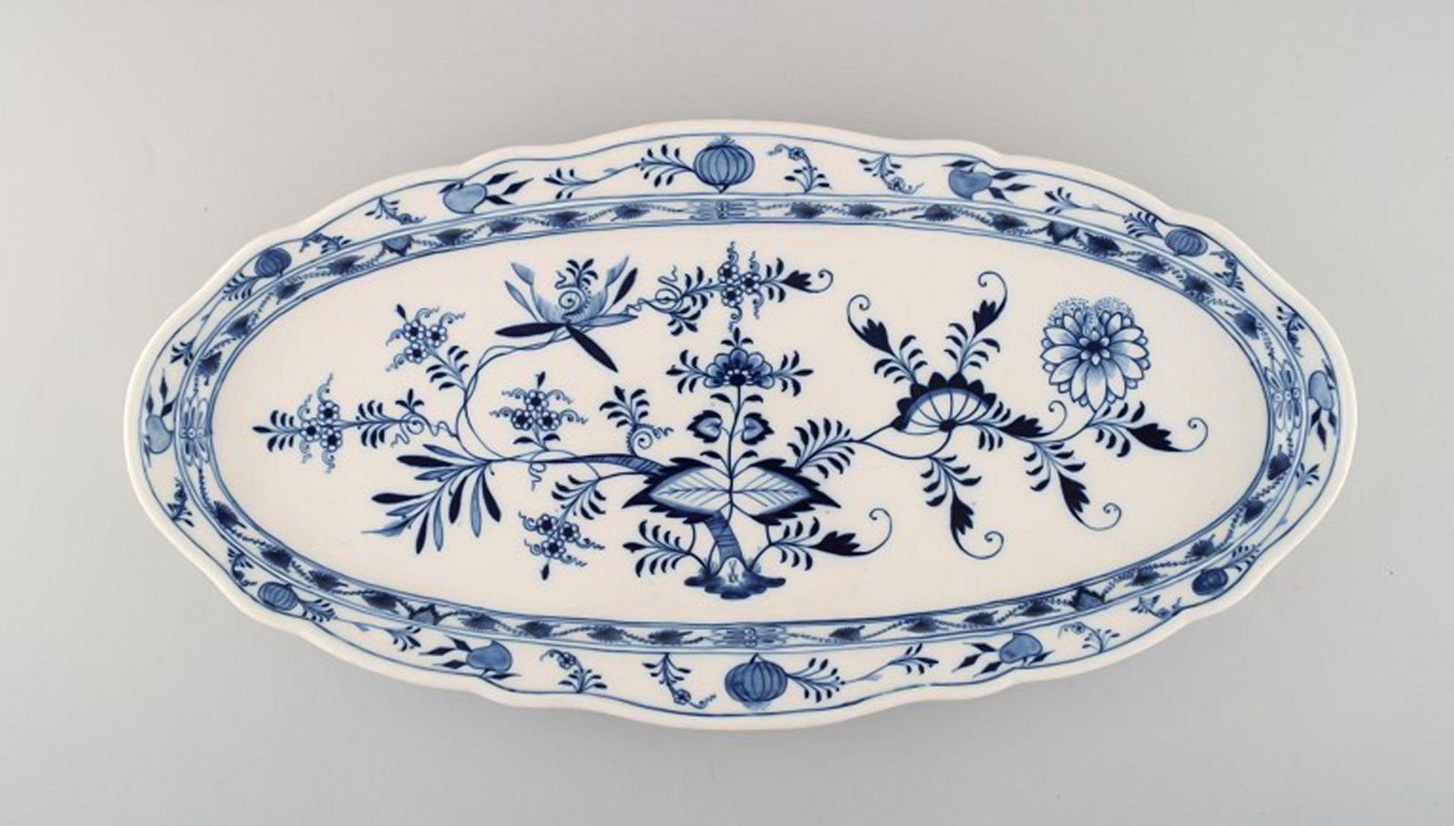 Colossal Antique Meissen "Blue Onion" fish dish in hand-painted porcelain. Early 20th century. (1 of 5)