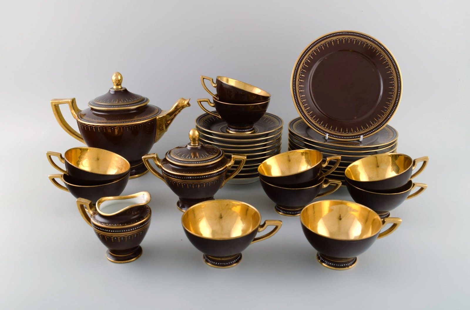 Vienna tea service for 10 people in hand-painted porcelain with gold leaf decoration. Approx. 1900. (1 of 4)