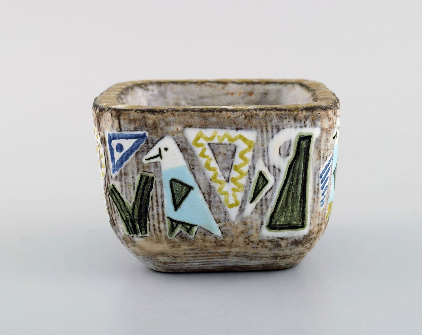 Mari Simmulson (1911-2000) for Upsala-Ekeby. Small vase / bowl in hand-painted glazed stoneware.: Mari Simmulson (1911-2000) for Upsala-Ekeby. Small vase / bowl in hand-painted glazed stoneware. Model number 4065. Mid 20th century. Measures: 9.5 x 6.5 cm. In excellent condition. Stamped. Reserve: