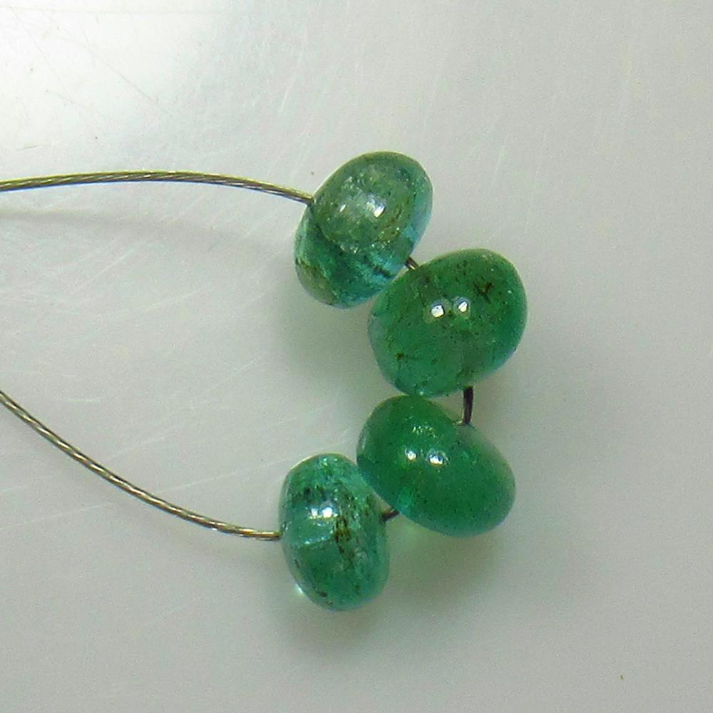 3.05 Ct Natural 4 Emerald Round Beads (1 of 2)