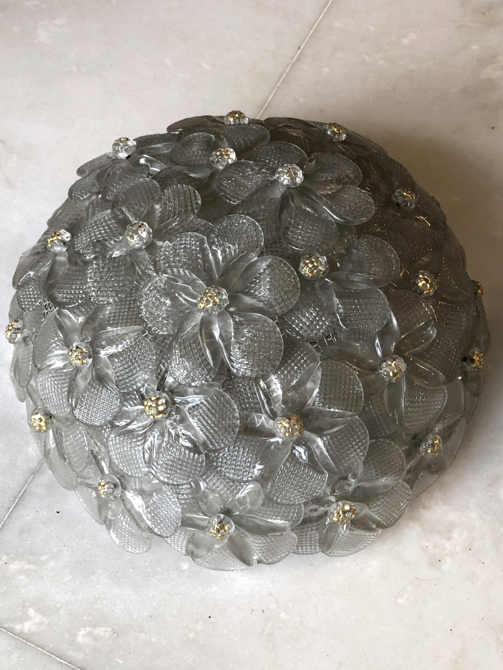 Pair of modern round clear and gold murano glass sconces by Barovier & Toso.: Pair of Murano glass flower sconces by Barovier & Toso, produced during the 60s. Great vintage condition for this lamps that can be used both as sconces and ceiling fixtures. They mount two sockets fo