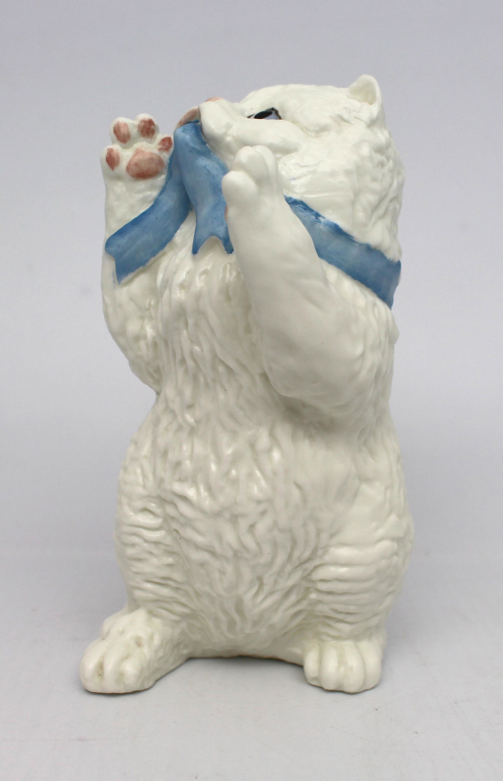 Royal Worcester Kittens Sculpture White Persian: Royal Worcester Kittens Sculpture White Persian Royal Worcester, Made in England 1978 White Persian from the Kittens series Height: 10 cm / 4 in Royal Worcester black backstamp Very good condition. No