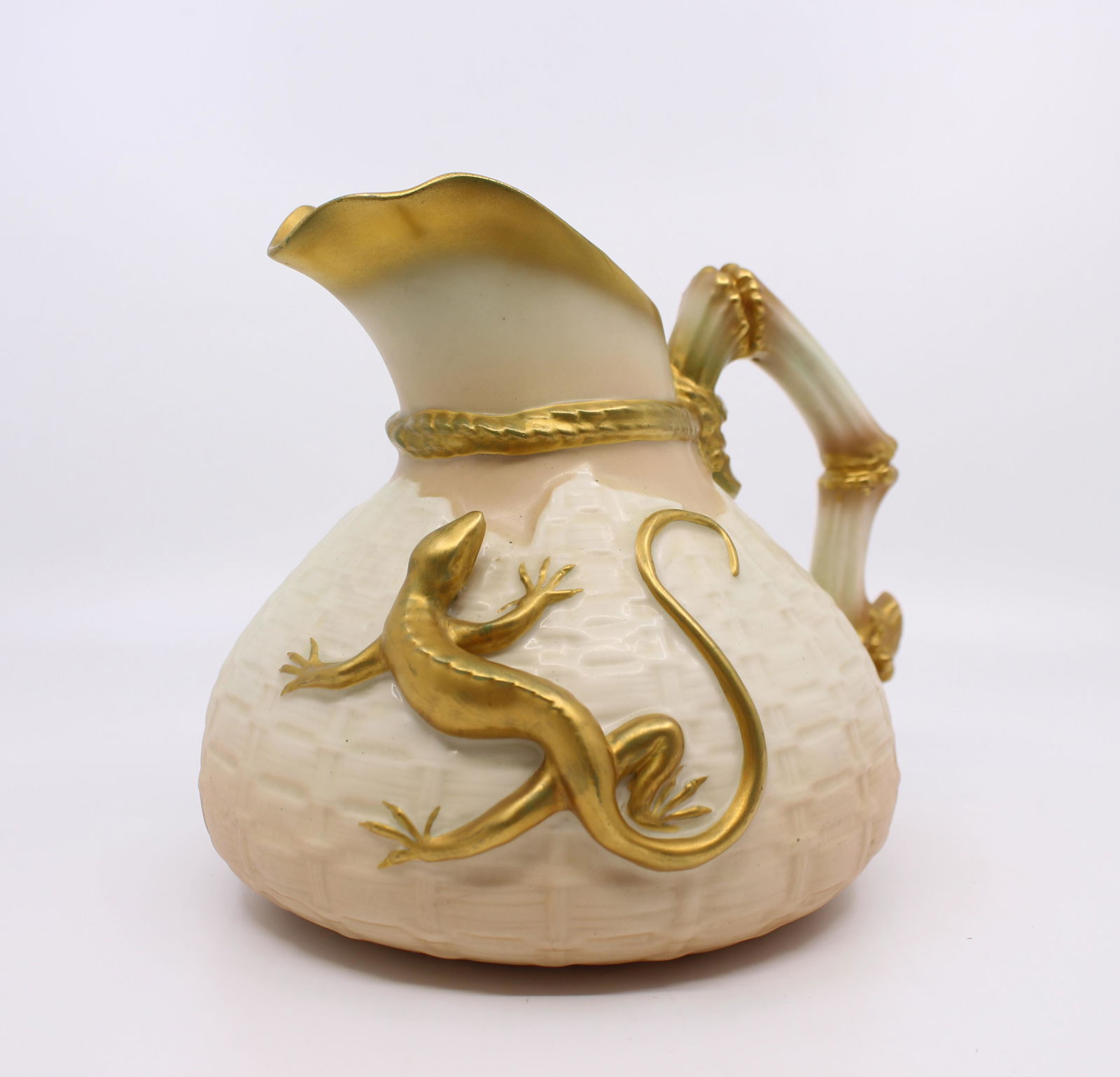 Royal Worcester Blush Pattern 1714 Lizard Jug 1930: Royal Worcester Blush Pattern 1714 Jug 1930 Royal Worcester, Made in England Lovely quality. Gilded salamander to the body Royal Worcester puce backstamp with date code for 1930 Measures 17 x 15 x 15